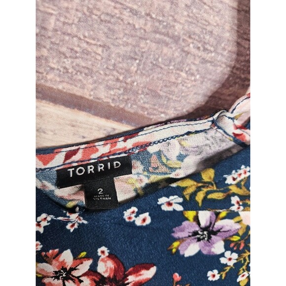 Torrid 2 Knit Crepe V-Neck Cold Cutout Cold Shoulder Top Blue Floral - Picture 4 of 5